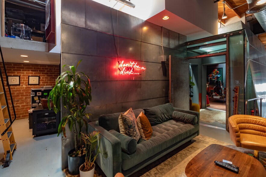 More Photos Of 3002 Pennsylvania Ave, Santa Monica Loft Creative Space For Sale