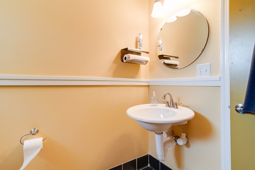 More Photos Of 407 W Pennsylvania Ave, Towson Office For Sale