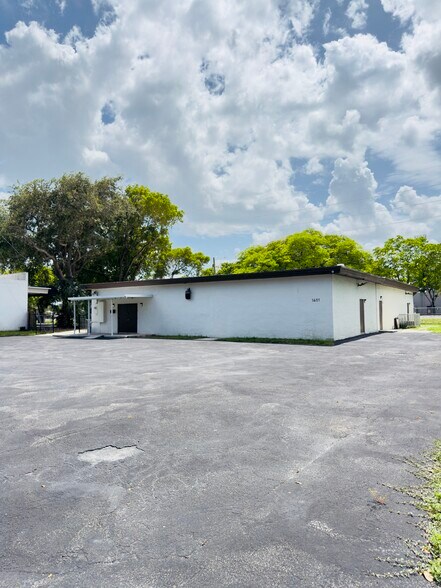 Primary Photo Of 1601 S 21st Ave, Hollywood Flex For Lease