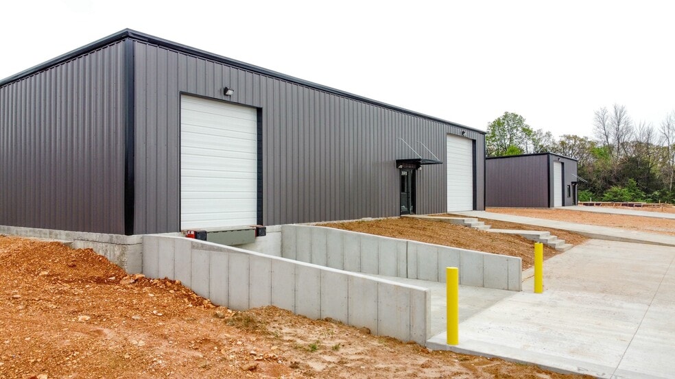 More Photos Of Old Wire Road & Basalt Lane, Fayetteville Flex For Lease