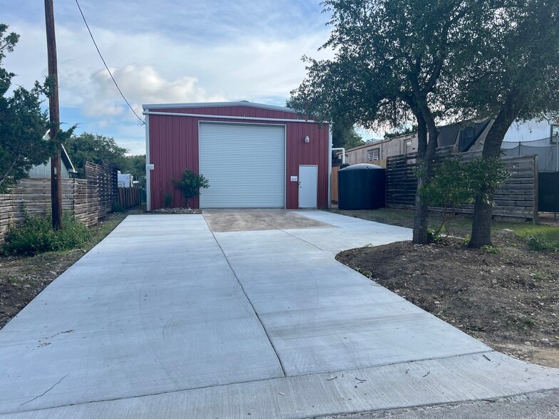 More Photos Of 15114 Iowa St, Austin Self Storage For Sale