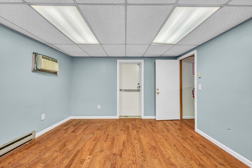 More Photos Of 2391 S Main St, Waterbury Showroom For Sale