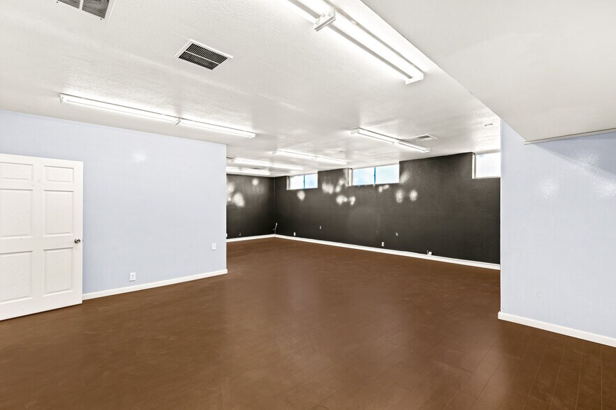 More Photos Of 830 E Sahara Ave, Las Vegas Office For Sale