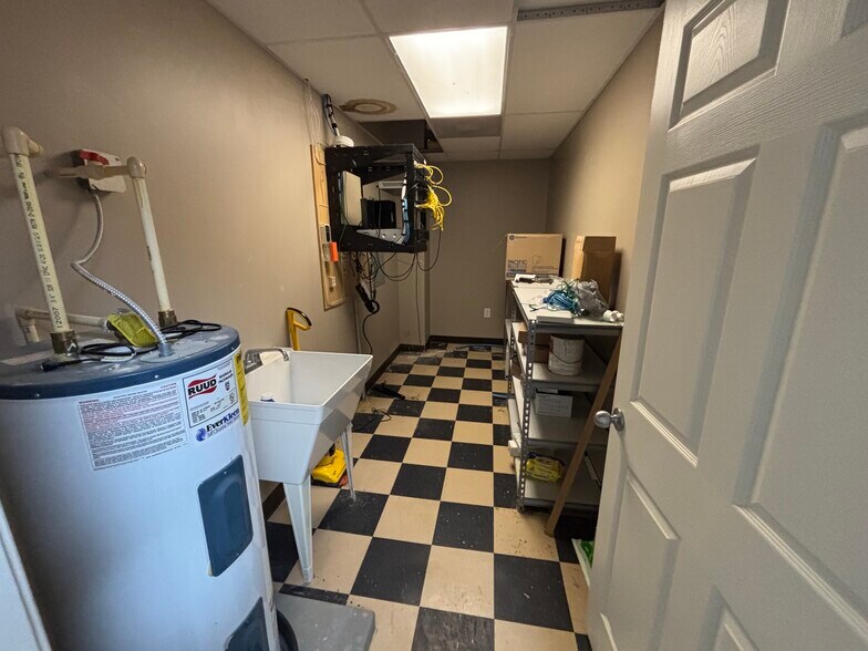 More Photos Of 108 Oak Park Dr, Irmo Office For Lease