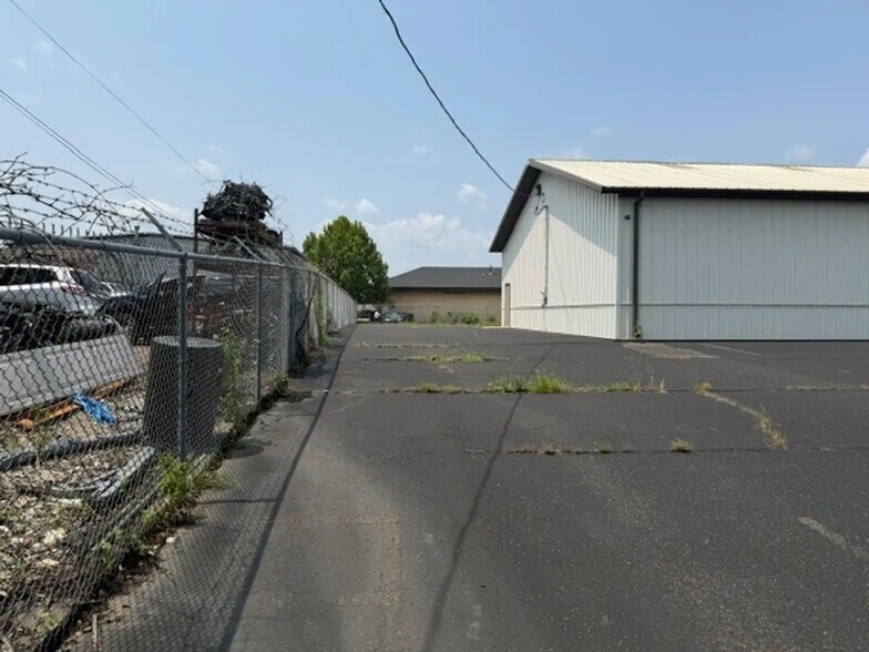 More Photos Of 950 Glengarry Drive, Fairdale Industrial For Sale