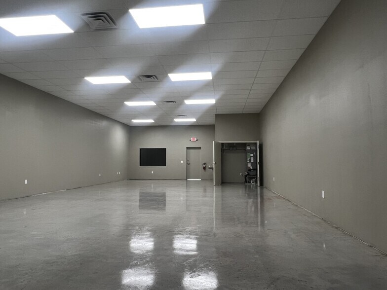 More Photos Of 745 Tillman Pl, Plant City Showroom For Lease