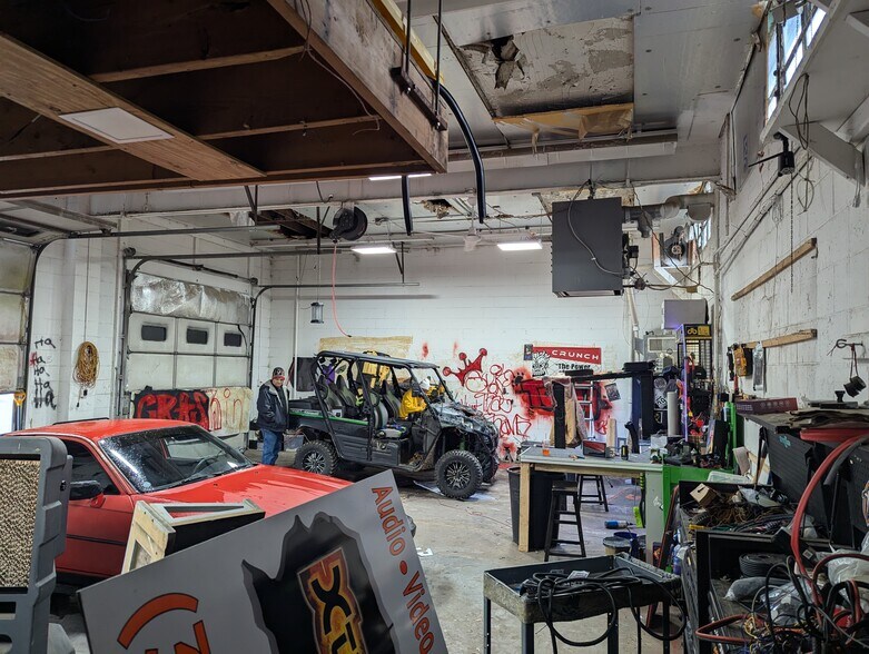 More Photos Of 600 S McKinley St, Bartonville Light Distribution For Sale