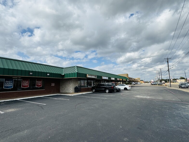 More Photos Of 2218-2222 S Bowen Rd, Arlington Unknown For Lease