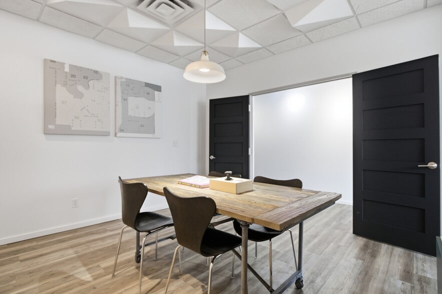 More Photos Of 9411 98 Av NW, Edmonton Office For Sale