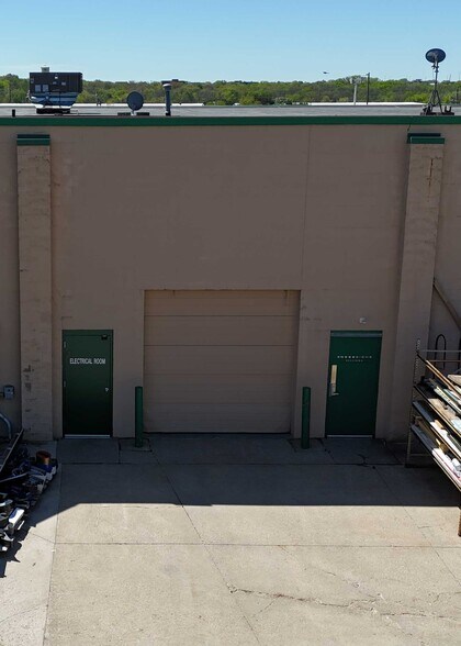 More Photos Of 10401-10469 Hickman Rd, Urbandale Unknown For Lease