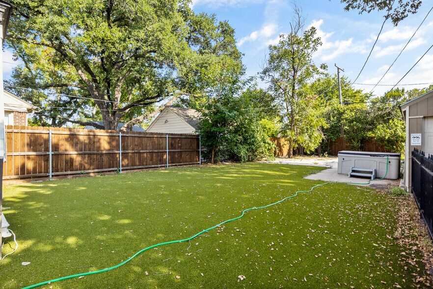 More Photos Of 2701 Benbrook Blvd, Fort Worth Flex For Sale