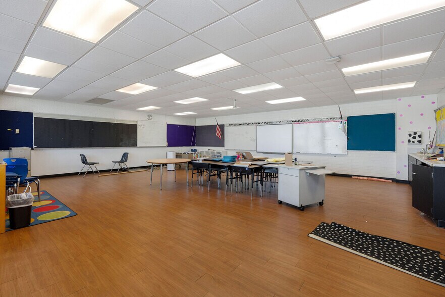 More Photos Of 4755 130th st, Hawthorne Schools For Lease