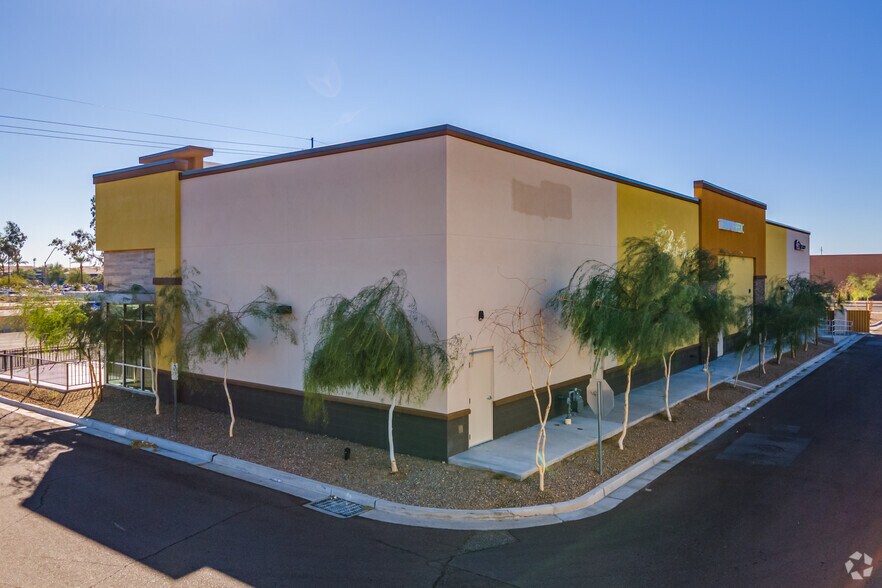 More Photos Of 7870 W Bell Rd, Glendale General Retail For Lease
