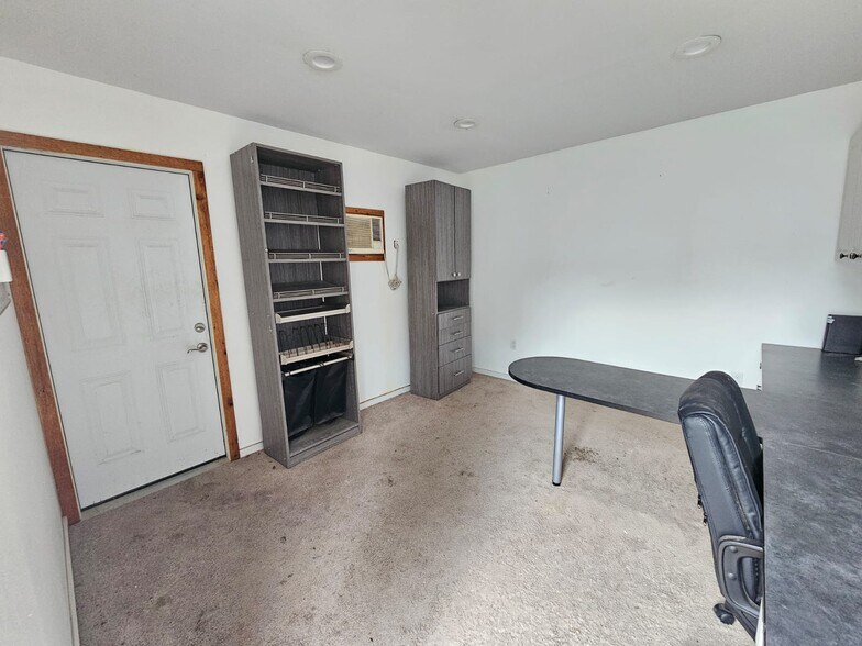 More Photos Of 923 Weisinger Dr, Magnolia Warehouse For Lease