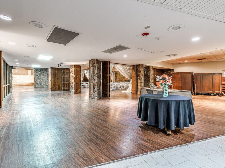 More Photos Of 6009 NW Expressway St, Oklahoma City Specialty For Sale