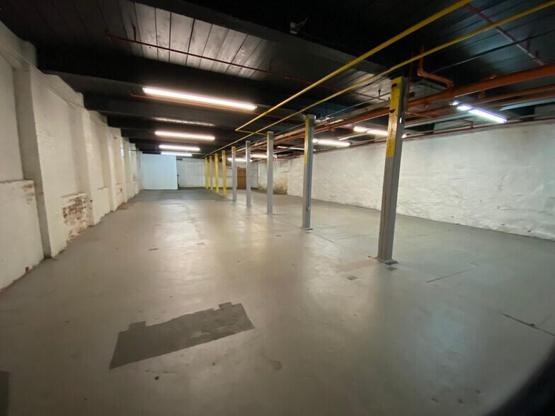 More Photos Of 25 Esten Ave, Pawtucket Showroom For Lease