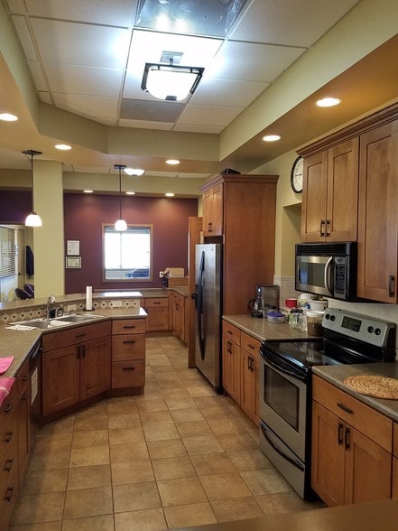 More Photos Of 1703 S Veterans Pky, Bloomington Warehouse For Sale