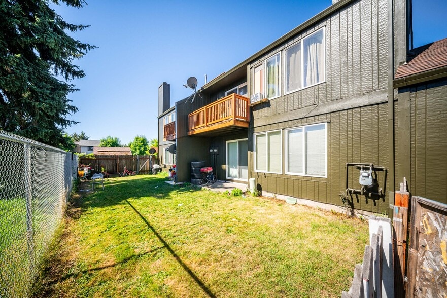 More Photos Of 1046 NE 17th Ave, Hillsboro Apartments For Sale