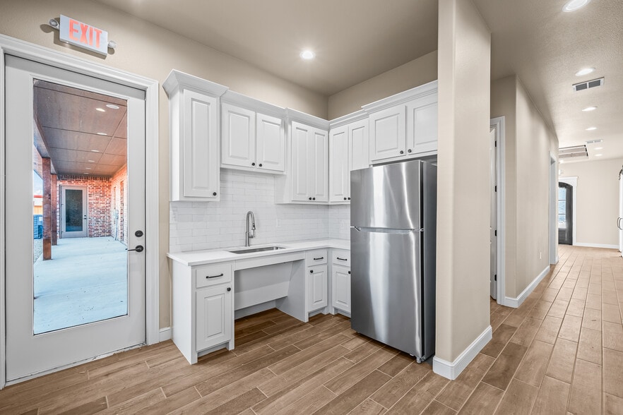 More Photos Of 206 Slide Rd, Lubbock Office For Lease