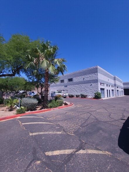 More Photos Of 7652 E Greenway Rd, Scottsdale Warehouse For Lease