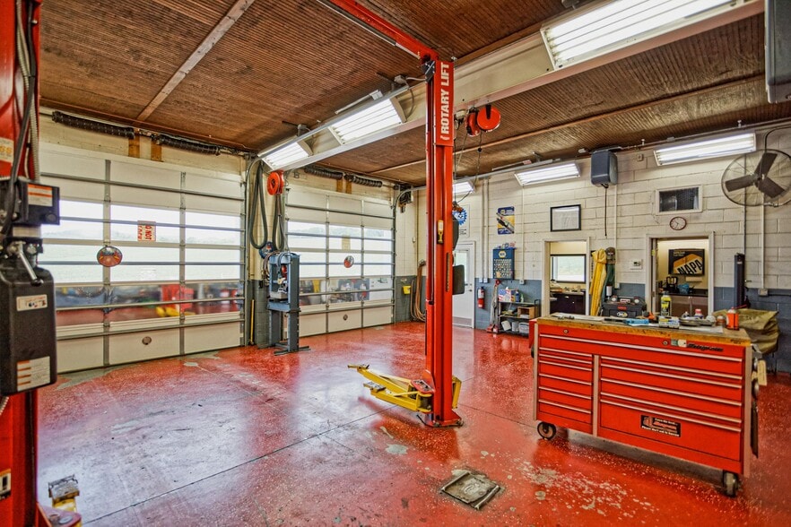 More Photos Of 4373 S Lee Hwy, Natural Bridge Service For Sale