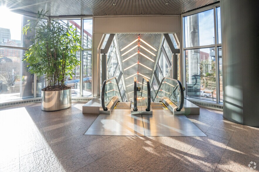 More Photos Of 301 Commerce St, Fort Worth Office For Lease