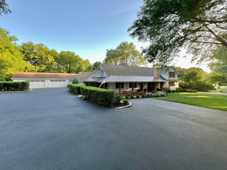 More Photos Of 204 Country Commons Rd, Trout Valley Specialty For Sale