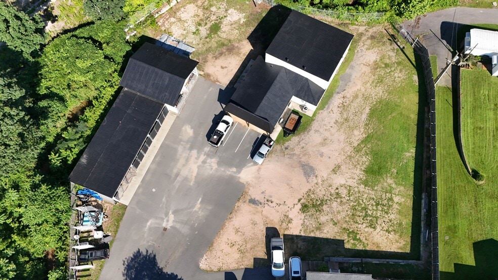 More Photos Of 2879 N Cannon Blvd, Landis Service For Lease