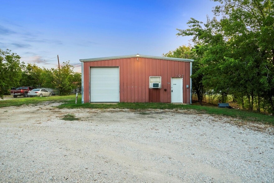 More Photos Of 2105 NE 2nd St, Mineral Wells Warehouse For Sale
