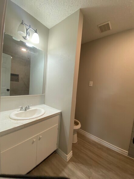 More Photos Of 1173 N Main St, Vidor Office For Lease