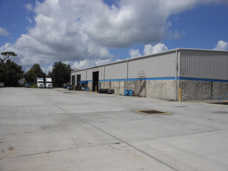More Photos Of 1325 Yorktown St, Deland Warehouse For Lease