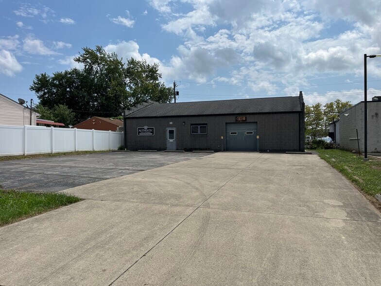 More Photos Of 1115 Lawrence Dr, Columbus Warehouse For Lease
