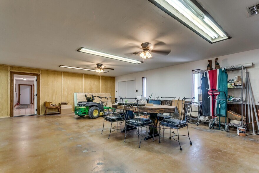 More Photos Of 220 W Lipan Dr, Lipan Religious Facility For Sale