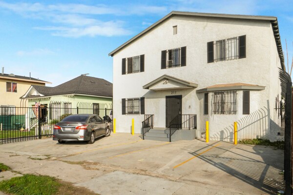 More Photos Of 211 E 55th St, Los Angeles Apartments For Sale