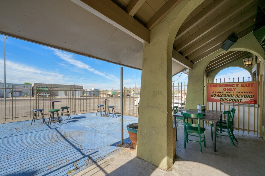 More Photos Of 877 Hancock Rd, Bullhead City Bar For Sale