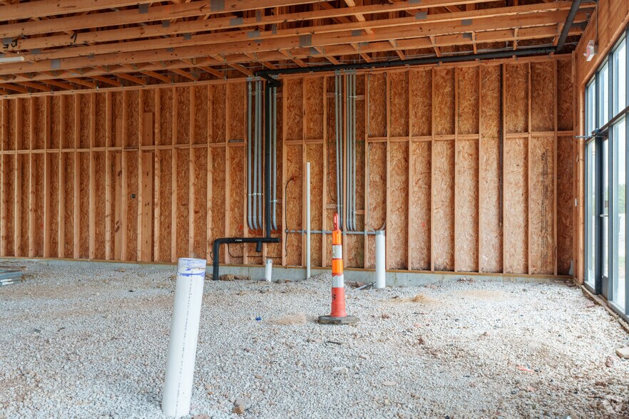 More Photos Of 1560 Veterans Memorial Pkwy, Saint Charles Unknown For Lease