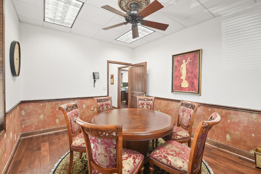 More Photos Of 101 Simonton St, Conroe Loft Creative Space For Lease