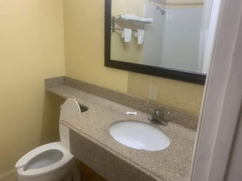 More Photos Of 2011 N Broadway St, Poteau Hotel For Sale