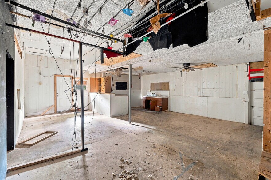 More Photos Of 200 Mission Rd, San Antonio Flex For Sale