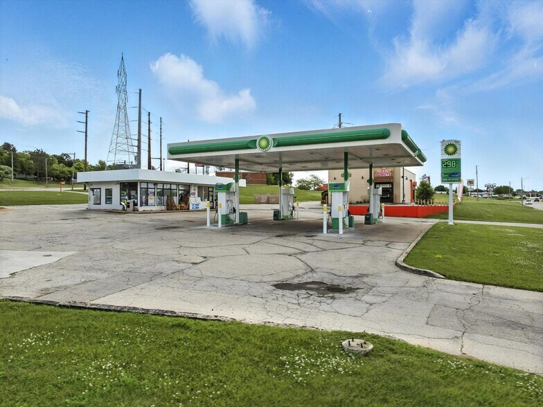 Primary Photo Of 2115 Main St, Green Bay Service Station For Sale