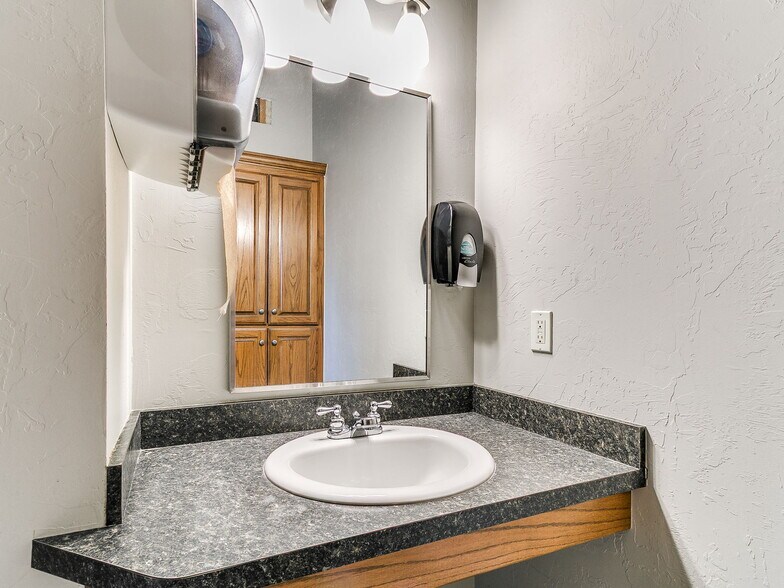 More Photos Of 901-909 Wall St, Norman Office For Sale