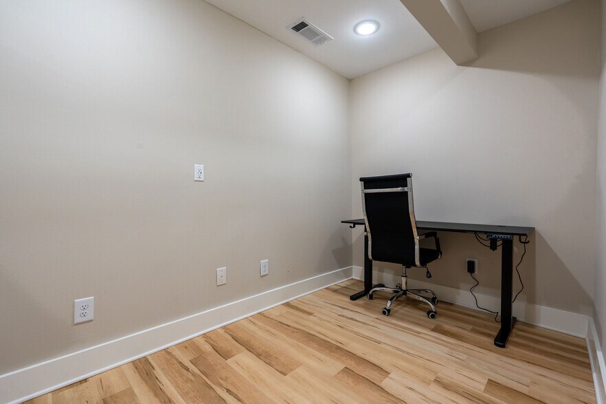 More Photos Of 608 Mauldin Dr, Woodstock Office For Lease