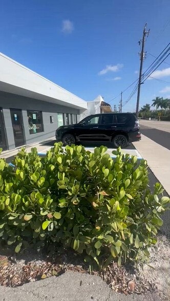 Primary Photo Of 2430 N Dixie Hwy, Wilton Manors Loft Creative Space For Lease