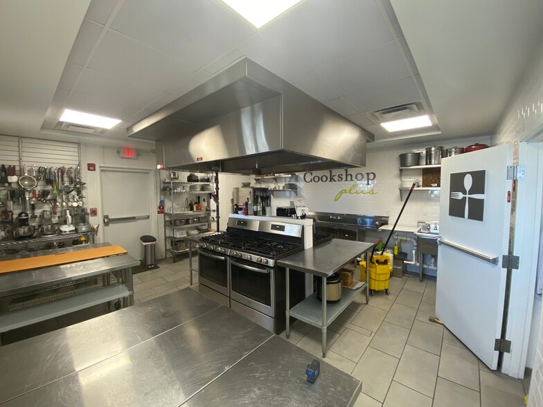 More Photos Of 52-60 LaSalle Rd, West Hartford Storefront Retail Office For Lease