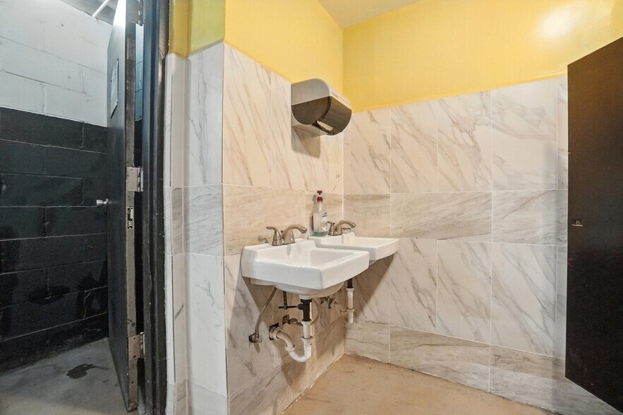More Photos Of 603 S Broadway St, Dayton Warehouse For Sale