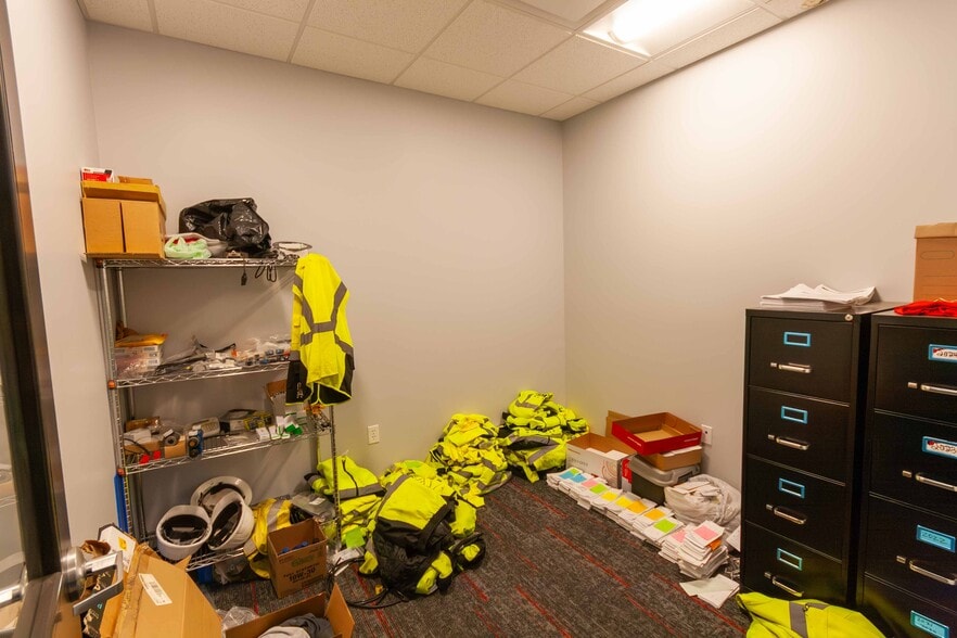 More Photos Of 7292 Greenridge Rd, Windsor Warehouse For Lease