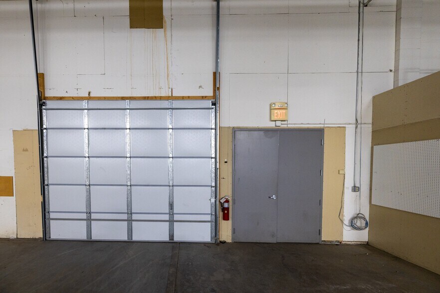 More Photos Of 5600-5628 Lincoln Dr, Edina Light Distribution For Lease