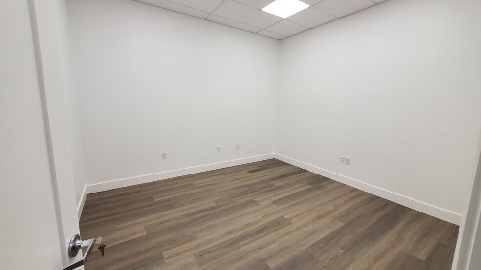 More Photos Of 752 2250 West, Springville Warehouse For Lease