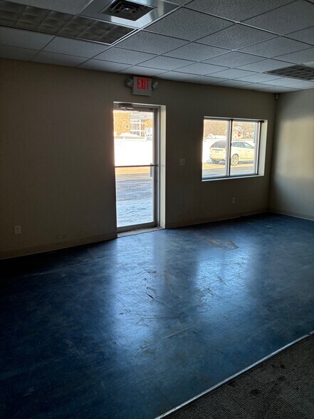 More Photos Of 160 S Turnpike Rd, Wallingford Light Distribution For Lease