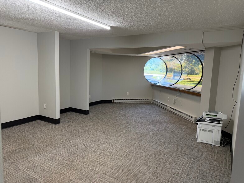 More Photos Of 3920 Congress Pkwy, Richfield Warehouse For Sale